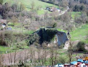 I resti del ponte della tramvia distrutto dalla piena sono ancora oggi visibili nella valle