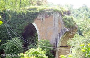 I resti del ponte della tramvia sul fiume Treia