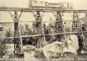 La struttura in legno sostituì efficacemente il crollato ponte in muratura del 1924 (Foto tratta dal libro “Il treno della Tuscia” di Angelo Curci)