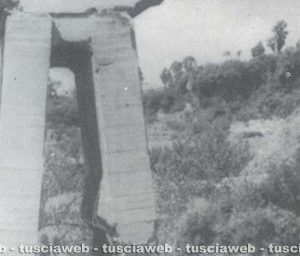 Foto tratta dal libro: “ Il treno della Tuscia” di Angelo Curci: “lo scalzamento delle fondazioni…”