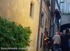 Viterbo - Intervento di polizia, carabinieri, 118 e vigili del fuoco in via del Giglio