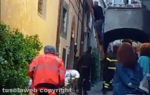 Viterbo - Intervento di polizia, carabinieri, 118 e vigili del fuoco in via del Giglio