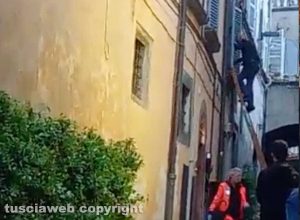 Viterbo - Intervento di polizia, carabinieri, 118 e vigili del fuoco in via del Giglio
