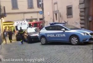 Viterbo - Intervento di polizia, carabinieri, 118 e vigili del fuoco in via del Giglio