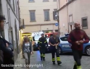 Viterbo - Intervento di polizia, carabinieri, 118 e vigili del fuoco in via del Giglio
