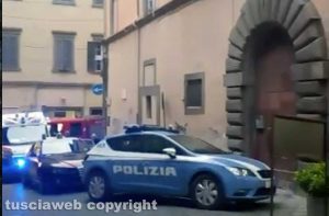 Viterbo - Intervento di polizia, carabinieri, 118 e vigili del fuoco in via del Giglio