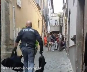 Viterbo - Intervento di polizia, carabinieri, 118 e vigili del fuoco in via del GiglioViterbo - Intervento di polizia, carabinieri, 118 e vigili del fuoco in via del Giglio