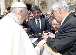 Donate la divisa e la cintura nera di taekwondo a papa Francesco