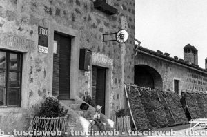 Viterbo anno 1958 località Vaccareccia - Lo spaccio e la postazione telefonica - Foto di proprietà dell'Istituto Luce Cinecittà di Roma - Vietata la riproduzione