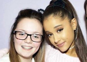 Georgina Bethany Callander con Ariana Grande
