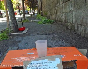 Immigrati ripuliscono via Asolone
