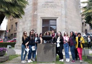 I ragazzo del Paolo Savi davanti alla chiesa di santa Maria della peste