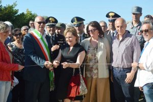 Il taglio del nastro alla presenza del sindaco Mauro Mazzola