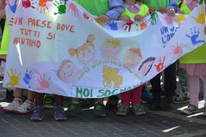 Tarquinia - Giovani e colori - Uno degli striscioni dei bambini