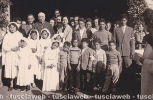 1954 - Vaccareccia - Comunione con il vescovo, la Hubner e Corradini