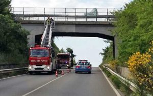 Viterbo - L'intervento dei vigili del fuoco al ponte sulla Cassia