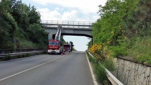 Viterbo - L'intervento dei vigili del fuoco al ponte sulla Cassia