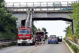 Viterbo - L'intervento dei vigili del fuoco al ponte sulla Cassia