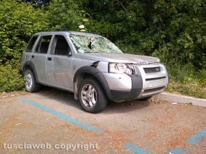 Bolsena - Auto abbandonata in un parcheggio