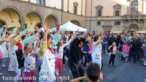 Viterbo - Flash mob di clown di corsia e studenti dell'Ellera a piazza del Comune