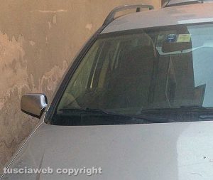 Viterbo - L'auto sequestrata in via dei Magliatori