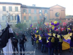 Acquapendente - I Pugnaloni - I gruppi sono in piazza Girolamo Fabrizio con fumogeni e bandiere