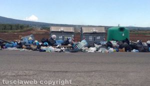 Viterbo - Discarica a cielo aperto in strada Montarone