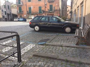 Sutri - Panchina su un parcheggio a pagamento