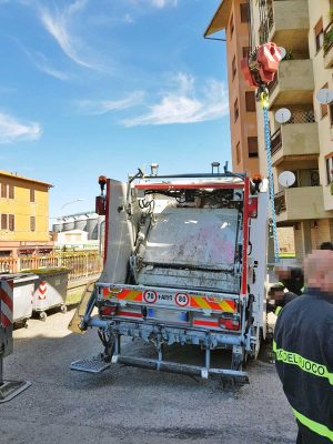 Viterbo - Camion dell'immondizia sprofonda nell'asfalto