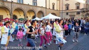 Viterbo - Flash mob di clown di corsia e studenti dell'Ellera a piazza del Comune