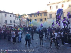 Acquapendente - I Pugnaloni - I gruppi sono in piazza Girolamo Fabrizio con fumogeni e bandiere