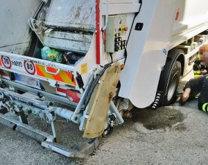 Viterbo - Camion dell'immondizia sprofonda nell'asfalto