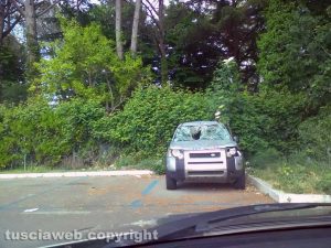 Bolsena - Auto abbandonata in un parcheggio