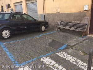 Sutri - Panchina su un parcheggio a pagamento