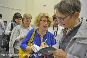 Viterbo - Docenti in fila per il firma copie