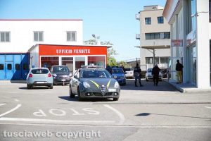 Guardia di finanza e Polstrada nella concessionaria