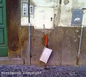 Viterbo - Contatore pericoloso in via dell'Orologio vecchio