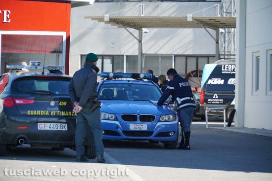 Guardia di finanza e Polstrada nella concessionaria