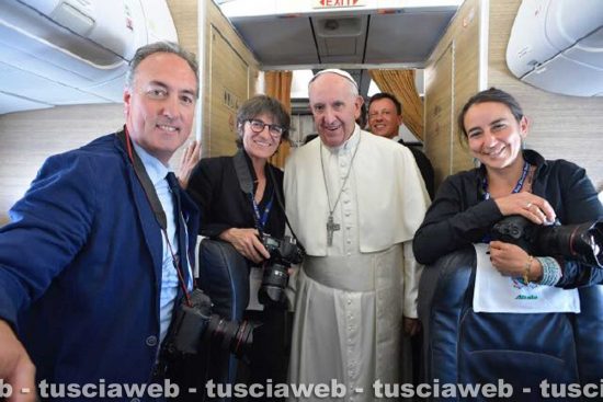 La fotografa viterbese Tiziana Fabi con papa Francesco