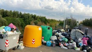 Viterbo - Discarica a cielo aperto all'isola di prossimità in strada Sasso S. Pellegrino