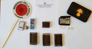 Madre, figlio e amico beccati con hashish, coca ed eroina - La droga sequestrata