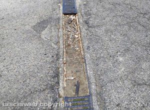 Viterbo - Ellera - La griglia nella discesa che porta al parcheggio di piazza Dalla Chiesa