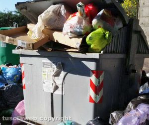 Viterbo - Cassonetti stracolmi in strada Castiglione