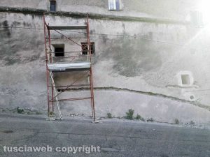 Viterbo - L’impalcatura in via Marche a San Martino al Cimino