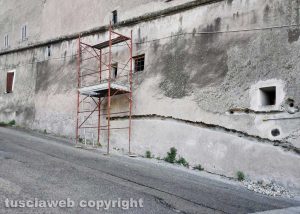 Viterbo - L’impalcatura in via Marche a San Martino al Cimino
