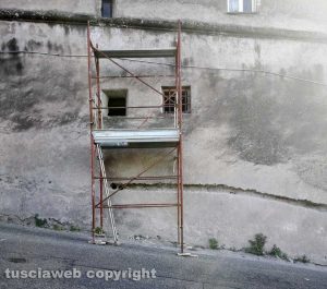 Viterbo - L’impalcatura in via Marche a San Martino al Cimino