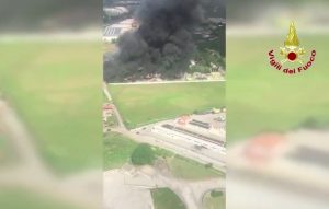 Pomezia - L'incendio - Intervento dei vigili del fuoco