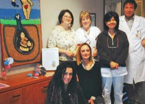 Il pannello donato a Belcolle dal gruppo Yarn Bombing