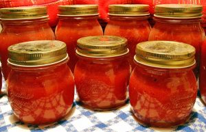 Barattoli di pomodoro