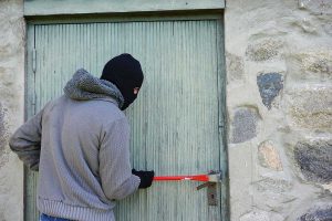 Un ladro in azione - Foto di repertorio